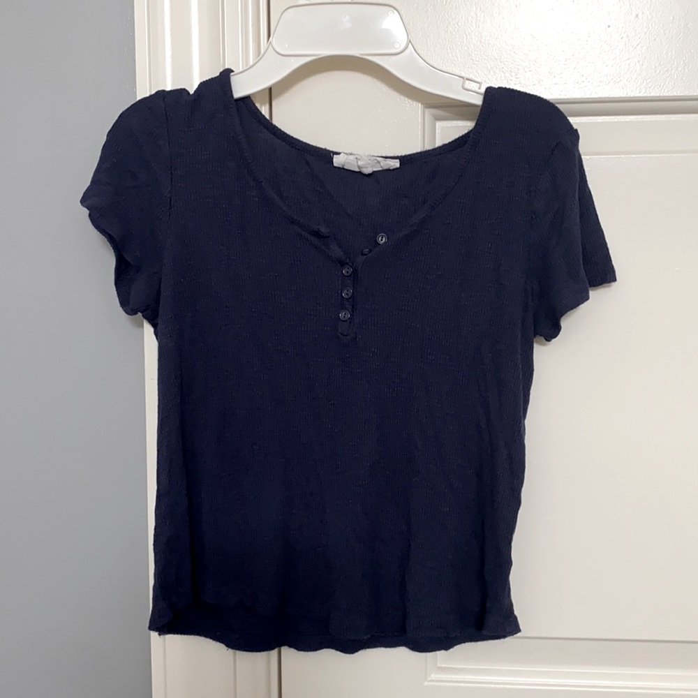 Semi-fitted cropped shirt!